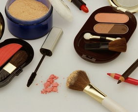揭秘網(wǎng)絡(luò)瘋傳不靠譜的化妝品測試法 日常用品真的能測出好壞嗎？